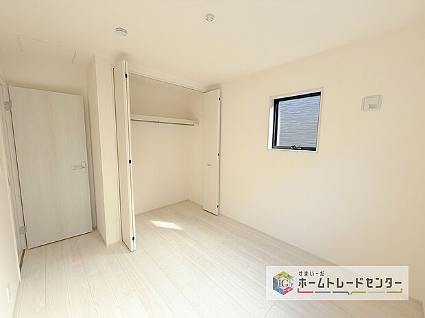 【洋室】収納を完備している居室です。収納が豊富な住宅は居室空間がしっかりと使えるので暮らしやすさが断然に上がります。荷物をを気にすることなく家具の配置をお好み通りにできるのも大きな魅力です。