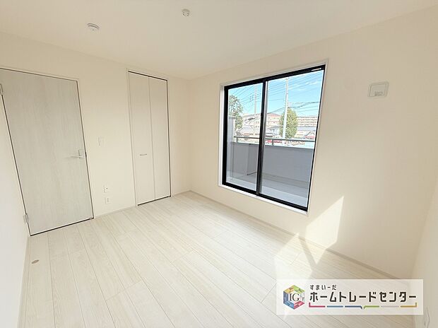 【洋室】日当りの良さは写真でも充分に伝わるかと思いますが、開放感のある周囲にめぐまれたおかげで、風通しもとても良くなっております。ぜひ現地を見ていただき体感していただきたいポイントです。