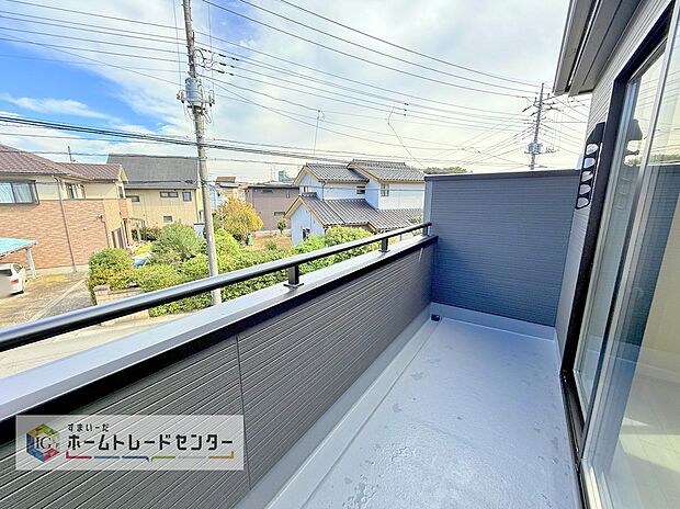 【バルコニー】お洗濯物を干したり、日光浴をしたり、色々なことにお使いいただくバルコニーは、外から見た際に建物の見た目にも大きな影響を与える要素の一つです。自慢の我が家としていただくために形にもこだわりました。