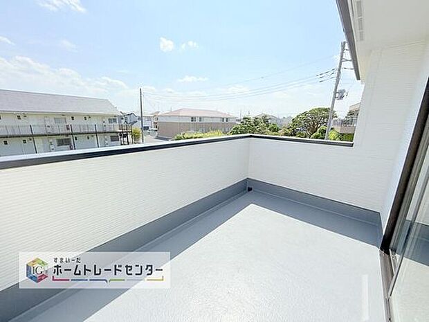 【バルコニー】お洗濯物を干したり、日光浴をしたり、色々なことにお使いいただくバルコニーは、外から見た際に建物の見た目にも大きな影響を与える要素の一つです。自慢の我が家としていただくために形にもこだわりました。