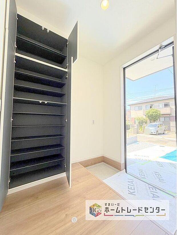 【玄関】玄関に備え付けのシューズボックス。大容量の収納力でご家族の履物もすっきり収納できます♪片付けが楽になる豊富な収納は、日々のストレス軽減にもつながります。