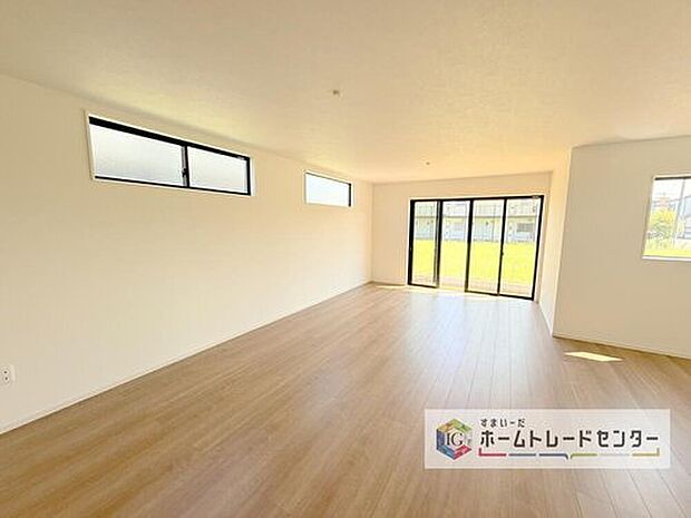 【リビング】リビングにはこだわって開口部を可能な限り多く設けました。日当たり、風通しを良くするのはもちろんですが、やはり人が集まる場所ですので、開放感が必要な場所だと思います。広々としたリビングをお楽しみください