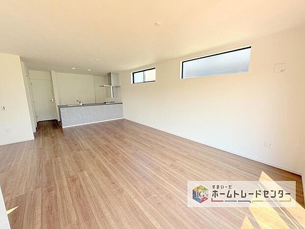 【リビング】対面キッチンの前にダイニングテーブルを置き、手前側がリビングスペースになるかと思います。広く奥行きがありますので、ダイニング、リビングの各スペースの役割をしっかり分けて確保していただけます。