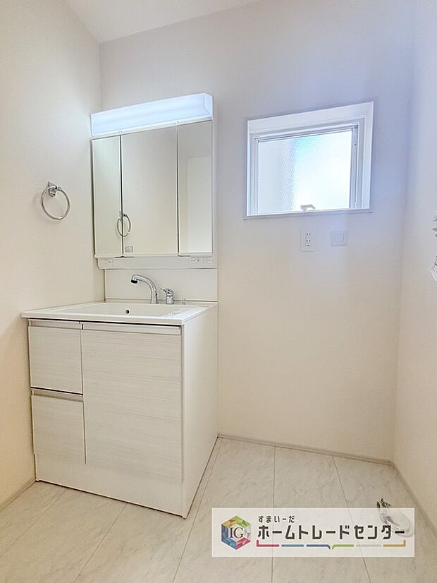 【【洗面所】】洗面所にしっかりとしたゆとりを持たせることで、普段の生活のストレスにつながります。朝の準備に洗濯物の取り回し、浴室出入りや着替えなど、機能性が求められる場所です。しっかりとした広さを確保しております。


