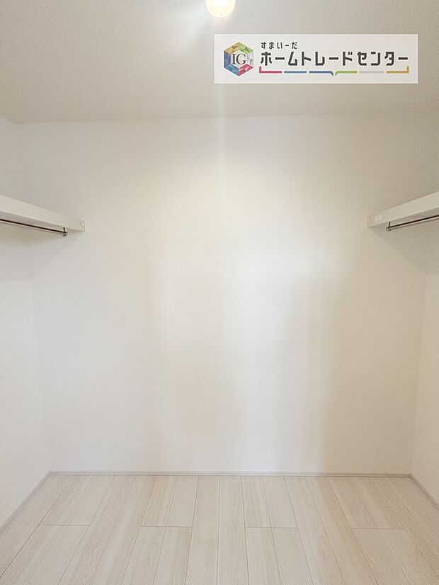 【収納】大容量のウォークインクローゼットです。どなた様でも収納に頭を悩ませたことがあるかと思います。ウォークインクローゼットがございますと一気に解決いたしますし、お部屋を最大限の空間ですっきりお使い頂けます。