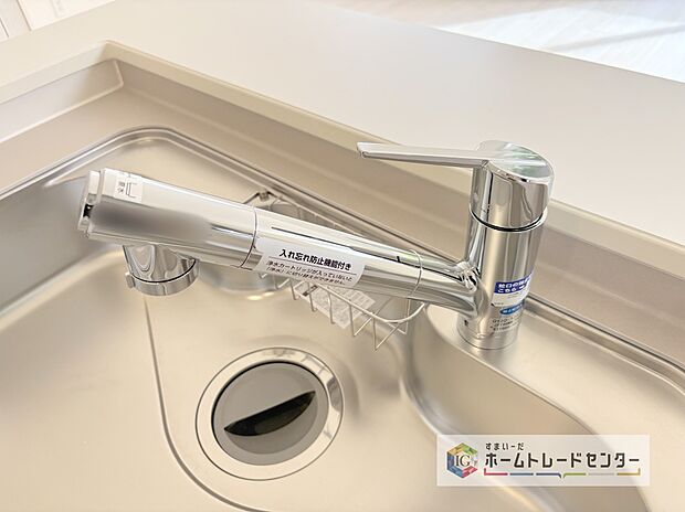 【【浄水器】】浄水カートリッジ内蔵で場所を取らずに見た目もスッキリ。ノズルはシャワーヘッドになっておりお掃除も楽々です。

