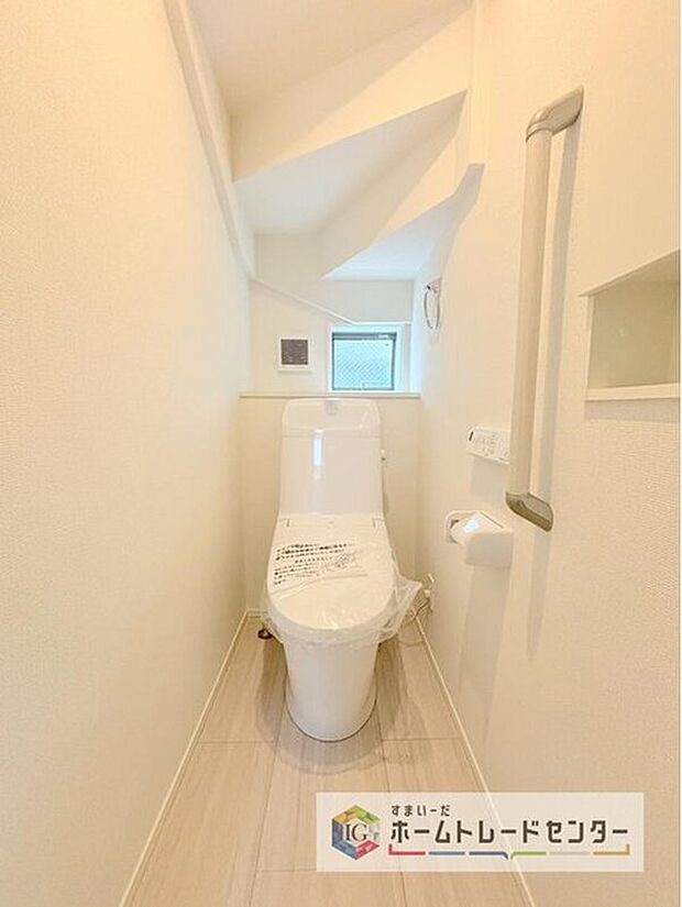 【【トイレ】】暖房機能の付いた便座は冬の寒い日にはあって良かったと本当に思います。もちろん快適で清潔なシャワー機能は標準で備えています。スペースも広くとっているので普段のお掃除もしやすいトイレスペースです。