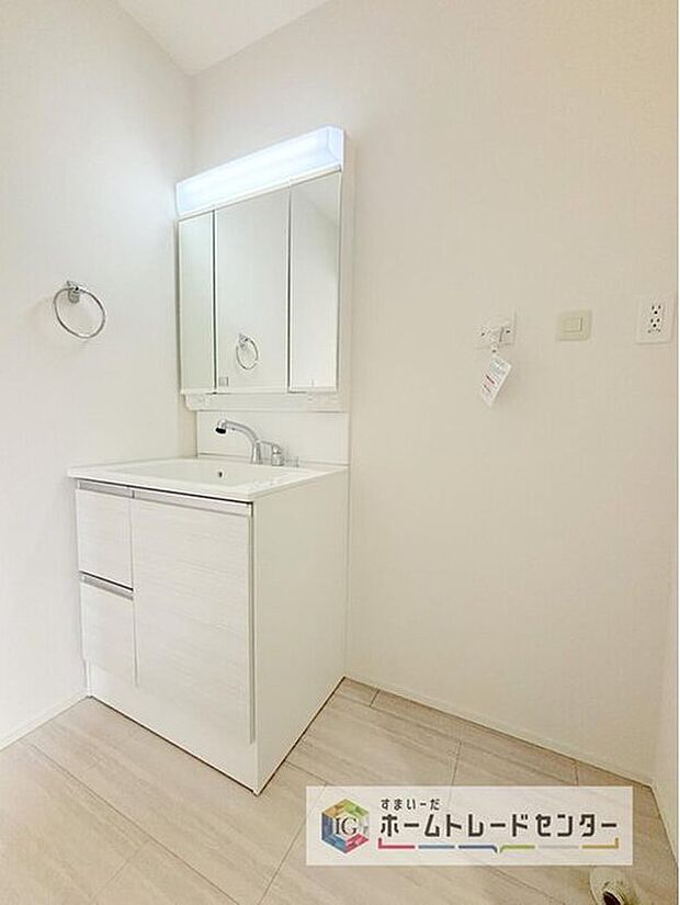 【【洗面所】】合わせ鏡が可能な3面鏡です。朝の忙しい時間でもの身だしなみのチェックもここだけで完結できます。もちろん鏡の後ろは充分な収納力を持った収納となっており、視界に入る部分はスッキリと片付きます。
