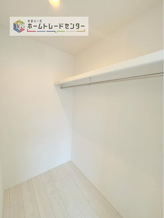 【収納】あると助かるウォークインクローゼットです。長く住むにつれて自然と多くなるお荷物も楽々しっかりと収納できます。また、時間のかかる衣替えも衣服の順番を変えるだけでいつでも簡単にできてストレスフリー。