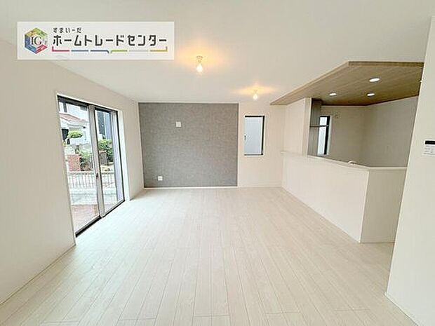 【リビング】縦長で奥行きのあるリビングは、家具の配置がしやすく使い勝手が非常に良いです。特にソファを配置した時にその便利さがお分かりいただけると思います。ゆったりと、くつろげる場所でなくてはならないと考えています