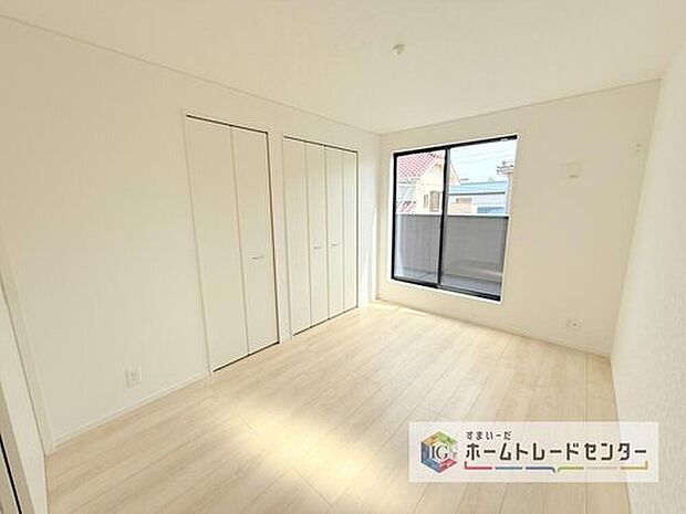 【洋室】日当りの良さは写真でも充分に伝わるかと思いますが、開放感のある周囲にめぐまれたおかげで、風通しもとても良くなっております。ぜひ現地を見ていただき体感していただきたいポイントです。