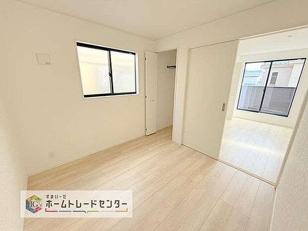 【洋室】引き戸を閉めて二つの部屋にすることも考えた洋室です。現在は11畳以上の主寝室としてお使いいただき、家族が増えたとき、成長した時には、扉の開閉でお二人分のプライベート空間へと変わります。