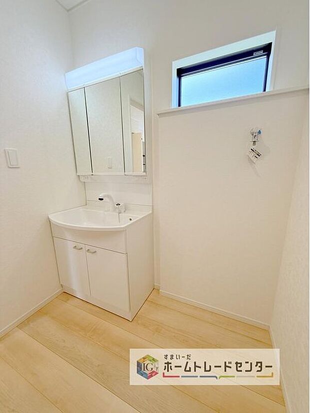 【【洗面台・洗面所】】合わせ鏡が可能な3面鏡です。朝の忙しい時間でもの身だしなみのチェックもここだけで完結できます。もちろん鏡の後ろは充分な収納力を持った収納となっており、視界に入る部分はスッキリと片付きます。