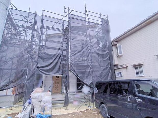 【現地外観写真】完成してからは見ることのできない、施工方法や構造をしっかりとご確認いただけるのが、建築中の住宅の大きなメリットです。専門知識を持ったスタッフがご説明させていただきます。お気軽にお問い合わせください。