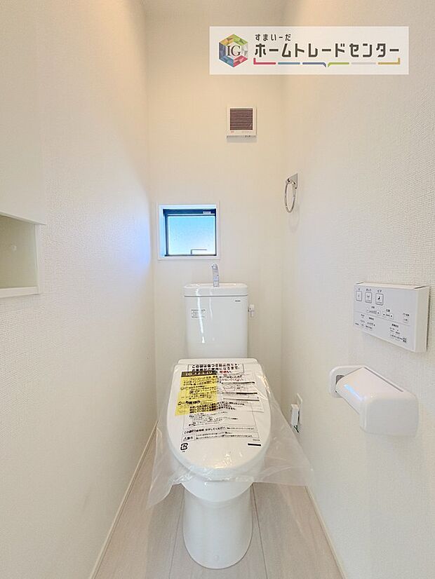 【【トイレ】】暖房機能の付いた便座は冬の寒い日にはあって良かったと本当に思います。もちろん快適で清潔なシャワー機能は標準で備えています。スペースも広くとっているので普段のお掃除もしやすいトイレスペースです。