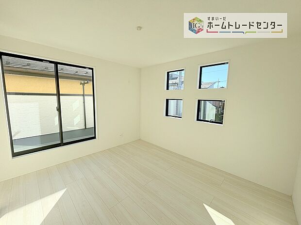 【洋室】全居室2面採光です。光を取り入れやすのはもちろんですが、建物全体の窓の数も増えておりますので、換気性能に優れた物件です。窓を開ければ家中を気持ちの良い風が通り抜けます。