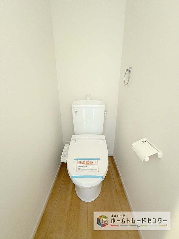 【【トイレ】】暖房機能の付いた便座は冬の寒い日にはあって良かったと本当に思います。もちろん快適で清潔なシャワー機能は標準で備えています。スペースも広くとっているので普段のお掃除もしやすいトイレスペースです。