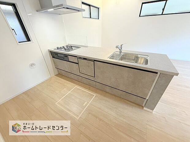 【キッチン】人気の対面式キッチン☆お食事の準備をしながらでもご家族とのコミュニケーションを楽しめます♪スライドタイプの収納を採用してますので、奥までしっかりと収納空間を利用できます。取り出しも簡単に♪