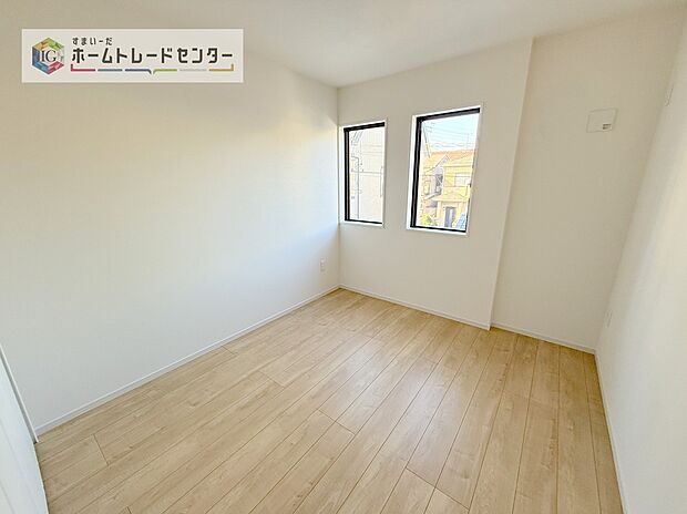 【洋室】実はこのお部屋は、この住戸で一番日当たりの悪い少し暗めのお部屋です。しかし2面採光をしっかりとっていることもあり、お天気が悪くても昼間に電気を必要とするようなことはありません、充分な明るさです。