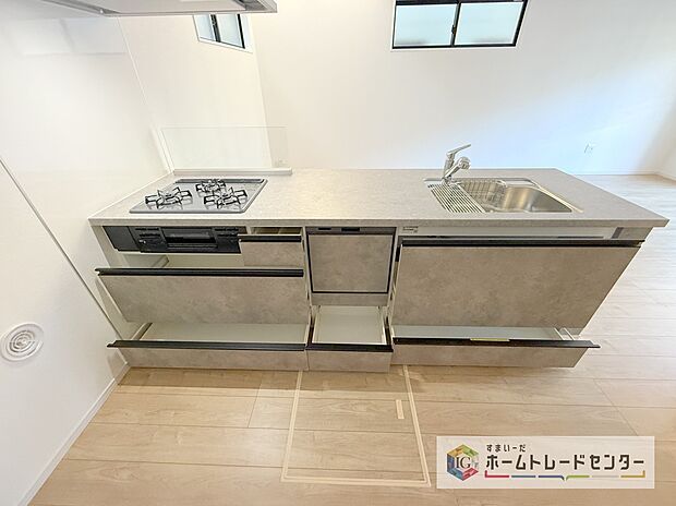 【【システムキッチン】】見栄えもよくお手入れもスムーズに出来ます。豊富な収納力もございますので、キッチンスペースをスッキリとお使い頂けそうです。

