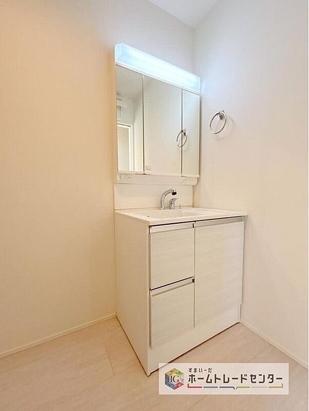 【【洗面所】】合わせ鏡が可能な3面鏡です。朝の忙しい時間でもの身だしなみのチェックもここだけで完結できます。もちろん鏡の後ろは充分な収納力を持った収納となっており、視界に入る部分はスッキリと片付きます。