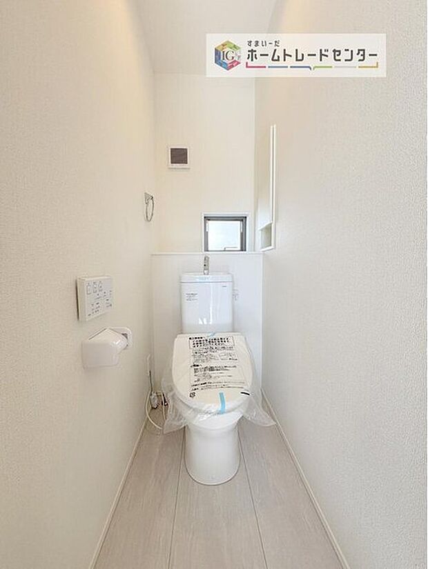 【【トイレ】】暖房機能の付いた便座は冬の寒い日にはあって良かったと本当に思います。もちろん快適で清潔なシャワー機能は標準で備えています。スペースも広くとっているので普段のお掃除もしやすいトイレスペースです。