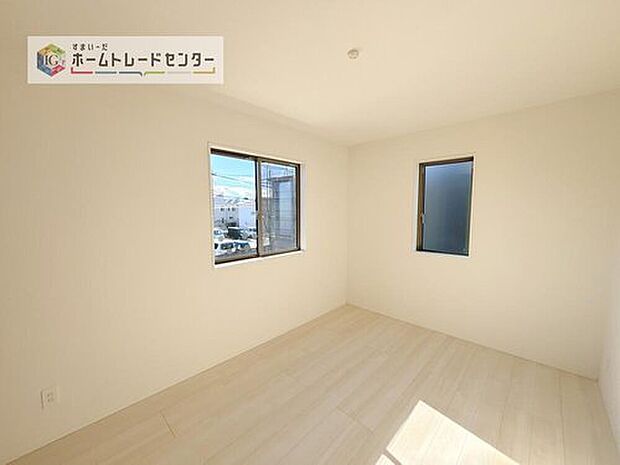 【洋室】2面採光の洋室です。窓からの眺望もよくなり視界が広いので、部屋にいても飽きません、そしてもちろん大切なのは明るさと風通し、明るい日差しと心地よい風で自分のお部屋でくつろげる贅沢をご提供します。