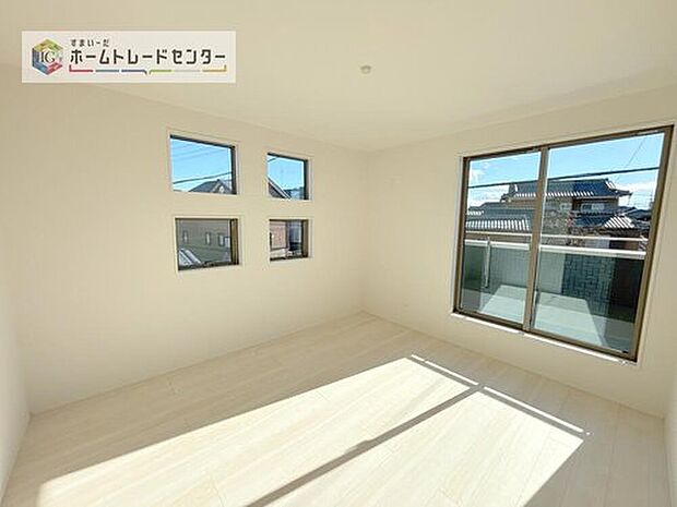 【洋室】主寝室は7帖、お子様がまだ小さいご家庭なら２階のお部屋はここだけでいいかもしれません、もちろんウォークインクローゼットがついておりますので、荷物に悩まされることなく、好きに家具の配置ができます