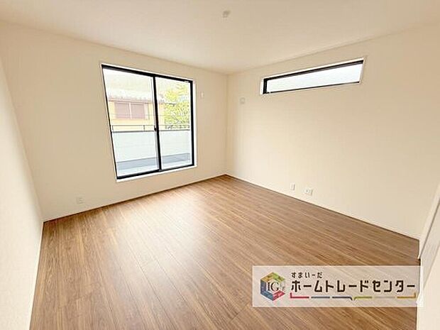 【洋室】日当りの良さは写真でも充分に伝わるかと思いますが、開放感のある周囲にめぐまれたおかげで、風通しもとても良くなっております。ぜひ現地を見ていただき体感していただきたいポイントです。