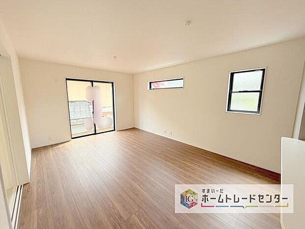 【リビング】リビングにはこだわって開口部を可能な限り多く設けました。日当たり、風通しを良くするのはもちろんですが、やはり人が集まる場所ですので、開放感が必要な場所だと思います。広々としたリビングをお楽しみください