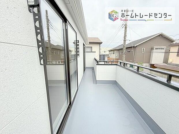 【バルコニー】南面に面したバルコニーはもちろん日当たり良好です。お洗濯物を干していただく際にも楽にできるように奥行きを広くお取りいたしました。明るく、暖かなゆとりあるスペースで快適に家事を行っていただけます。