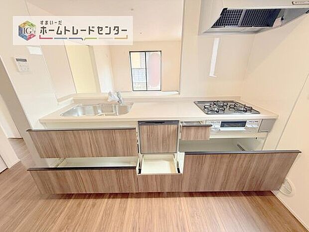 【【システムキッチン】】見栄えもよくお手入れもスムーズに出来ます。豊富な収納力もございますので、キッチンスペースをスッキリとお使い頂けそうです。