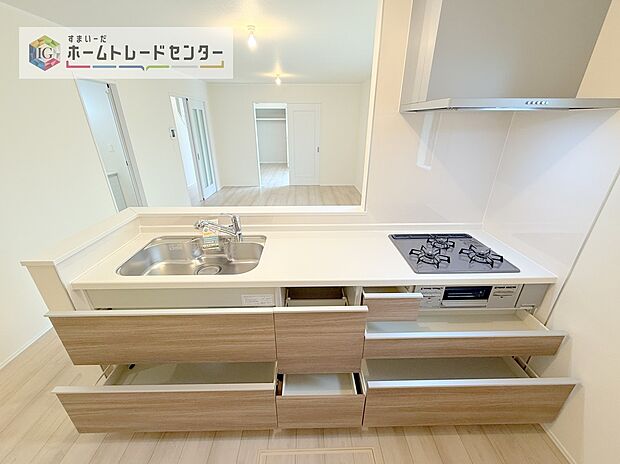 【【システムキッチン】】見栄えもよくお手入れもスムーズに出来ます。豊富な収納力もございますので、キッチンスペースをスッキリとお使い頂けそうです。