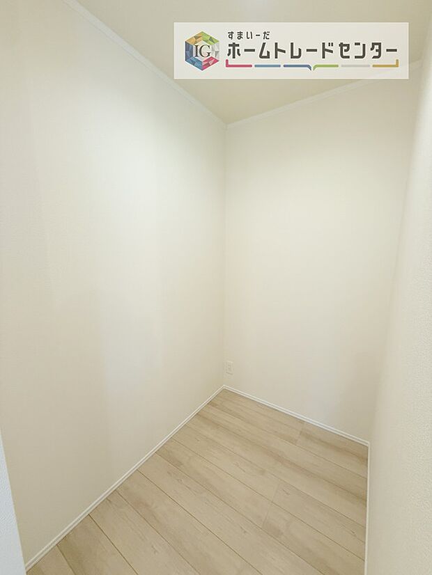 【【パントリー】】ミネラルウォーターや調味料など、まとめ買いしても置き場所の心配がいりません。育ちざかりのお子様を持つママにとっても嬉しいスペースです。