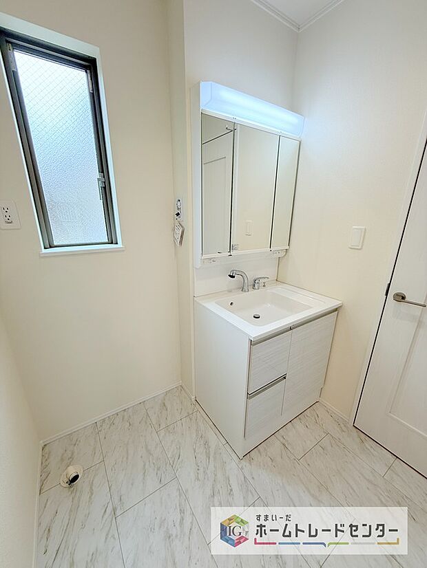 【【洗面所】】合わせ鏡が可能な3面鏡です。朝の忙しい時間でもの身だしなみのチェックもここだけで完結できます。もちろん鏡の後ろは充分な収納力を持った収納となっており、視界に入る部分はスッキリと片付きます。