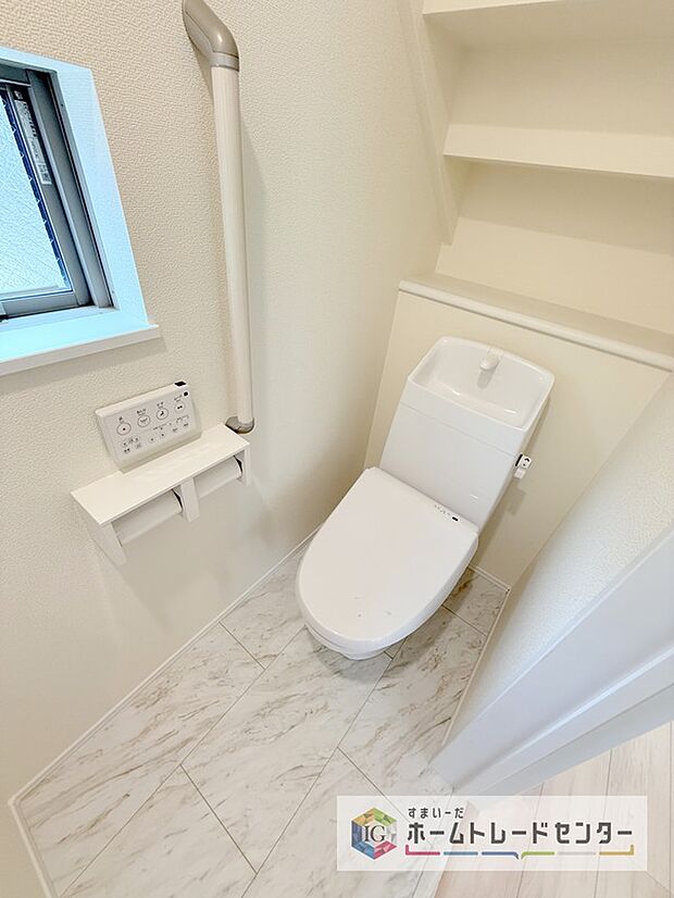 【【トイレ】】暖房機能の付いた便座は冬の寒い日にはあって良かったと本当に思います。もちろん快適で清潔なシャワー機能は標準で備えています。スペースも広くとっているので普段のお掃除もしやすいトイレスペースです。
