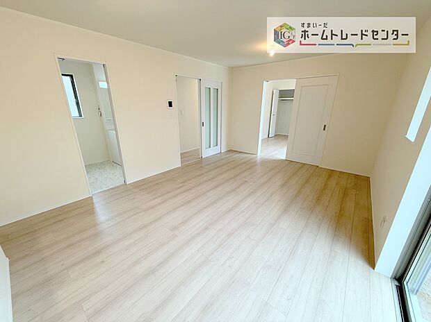 【リビング】日当たりもよく、広々としたリビングです。ゆったりとした家族の時間をお過ごしいただけます。休日はご家族そろって、またはお友達を誘って、明るいリビングで楽しい時間をお過ごしください。