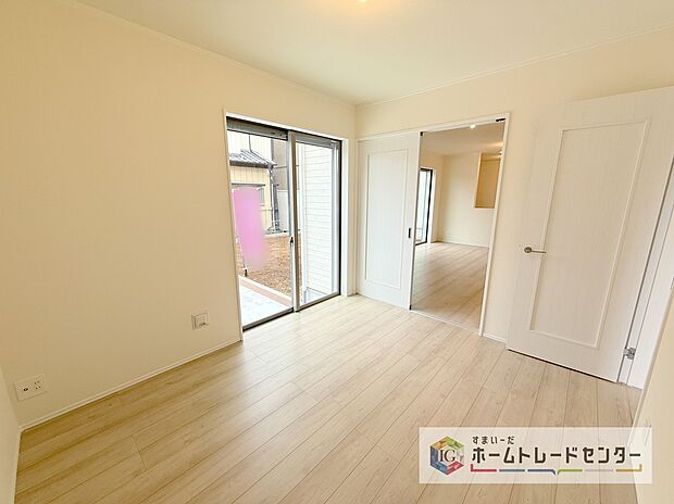 【洋室】リビング隣接の洋室は、その機能を発揮できるようしっかりとした広さをお取りいたしました。普段は開放スペース、お子様の遊び場、お客様がいらしたとき、ご両親様がお泊りに来た時など、色々と使い道がございます。