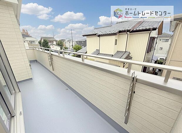 【バルコニー】南面に面したバルコニーはもちろん日当たり良好です。お洗濯物を干していただく際にも楽にできるように奥行きを広くお取りいたしました。明るく、暖かなゆとりあるスペースで快適に家事を行っていただけます。