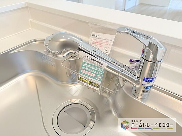 【【浄水器】】浄水カートリッジ内蔵で場所を取らずに見た目もスッキリ。ノズルはシャワーヘッドになっておりお掃除も楽々です。