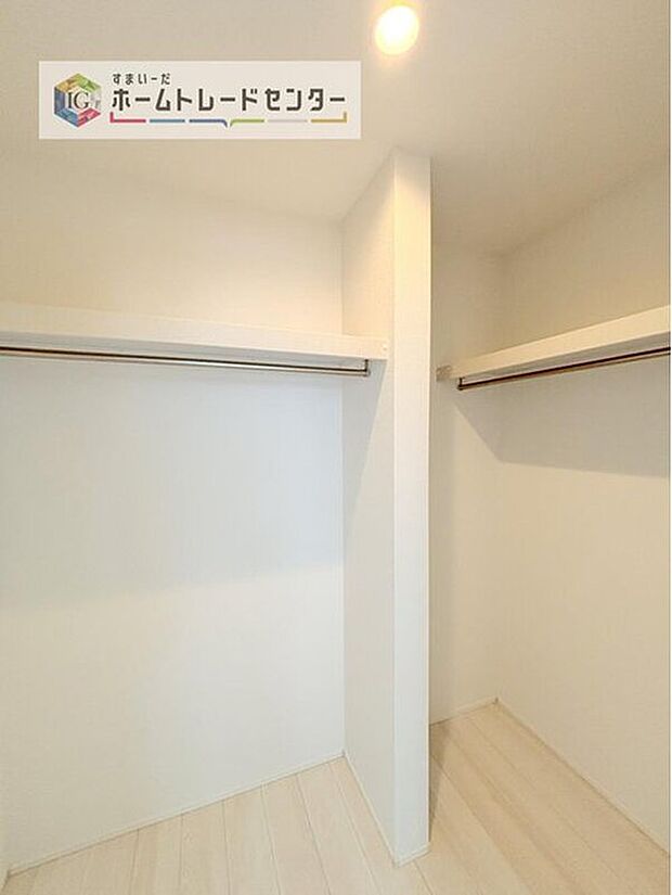 【収納】あると助かるウォークインクローゼットです。長く住むにつれて自然と多くなるお荷物も楽々しっかりと収納できます。また、時間のかかる衣替えも衣服の順番を変えるだけでいつでも簡単にできてストレスフリー。