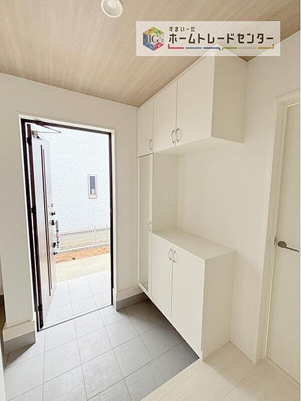 【玄関】玄関に備え付けのシューズボックス。大容量の収納力でご家族の履物もすっきり収納できます♪片付けが楽になる豊富な収納は、日々のストレス軽減にもつながります。