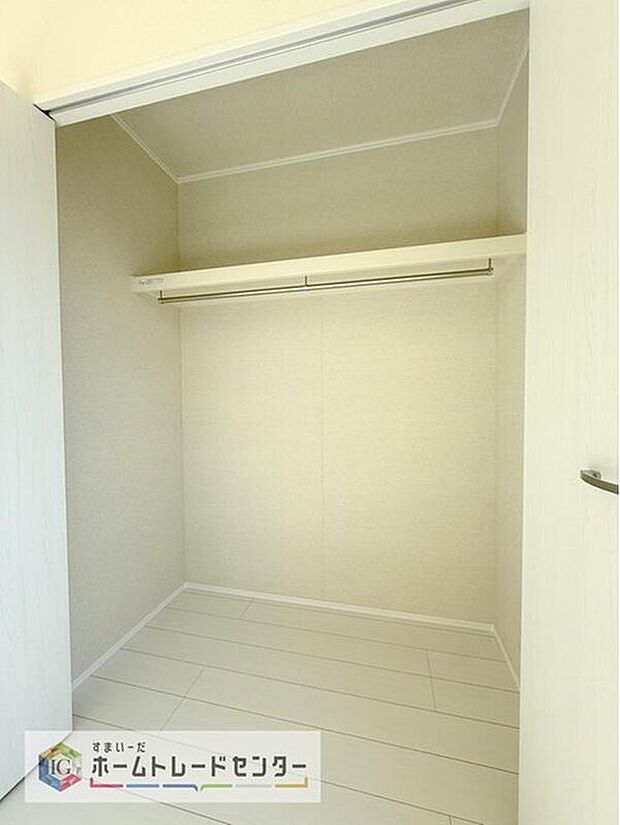 【収納】収納スペースは住宅を探す際には重要なポイントの一つだと思います。そのため少しでも空間が取れるところは可能な限り収納スペースとしたしました。居室をスッキリとお使いいただきたいお客様に大変喜ばれています。