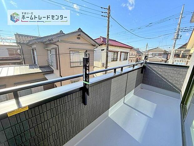 【バルコニー】南面に面したバルコニーはもちろん日当たり良好です。お洗濯物を干していただく際にも楽にできるように奥行きを広くお取りいたしました。明るく、暖かなゆとりあるスペースで快適に家事を行っていただけます。