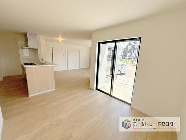 【 リビング】対面キッチン前の空間を広めにとっておりますので、ダイニングテーブルを置いてご家族皆様で食卓を囲ってもらっても充分なスペースがございます。家族で楽しいお食事のお時間をお過ごしください。