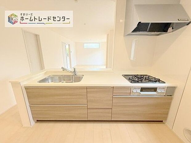 【【システムキッチン】】見栄えもよくお手入れもスムーズに出来ます。豊富な収納力もございますので、キッチンスペースをスッキリとお使い頂けそうです。