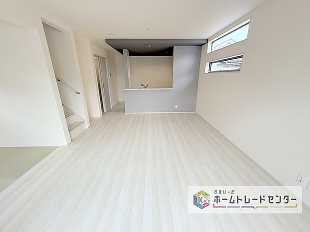 【リビング】縦長で奥行きのあるリビングは、家具の配置がしやすく使い勝手が非常に良いです。特にソファを配置した時にその便利さがお分かりいただけると思います。ゆったりと、くつろげる場所でなくてはならないと考えています