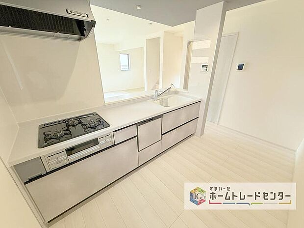 【キッチン】キッチンスペースは家族で作業が出来るよう広めにとりました。みんなで楽しくお料理をすれば、より美味しい食事が創れそうです。そしてお料理好きなお子様が育つかも、もちろん片付けもみんなでできます。