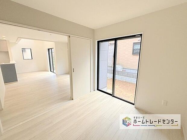 【洋室】リビング隣接の洋室は、その機能を発揮できるようしっかりとした広さをお取りいたしました。普段は開放スペース、お子様の遊び場、お客様がいらしたとき、ご両親様がお泊りに来た時など、色々と使い道がございます。