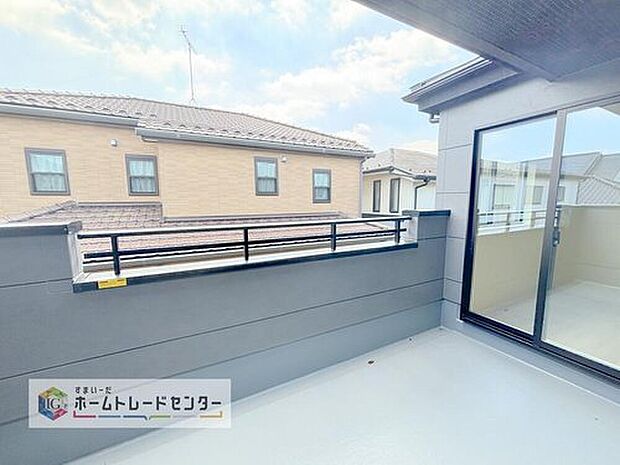 【バルコニー】お洗濯物を干したり、日光浴をしたり、色々なことにお使いいただくバルコニーは、外から見た際に建物の見た目にも大きな影響を与える要素の一つです。自慢の我が家としていただくために形にもこだわりました。